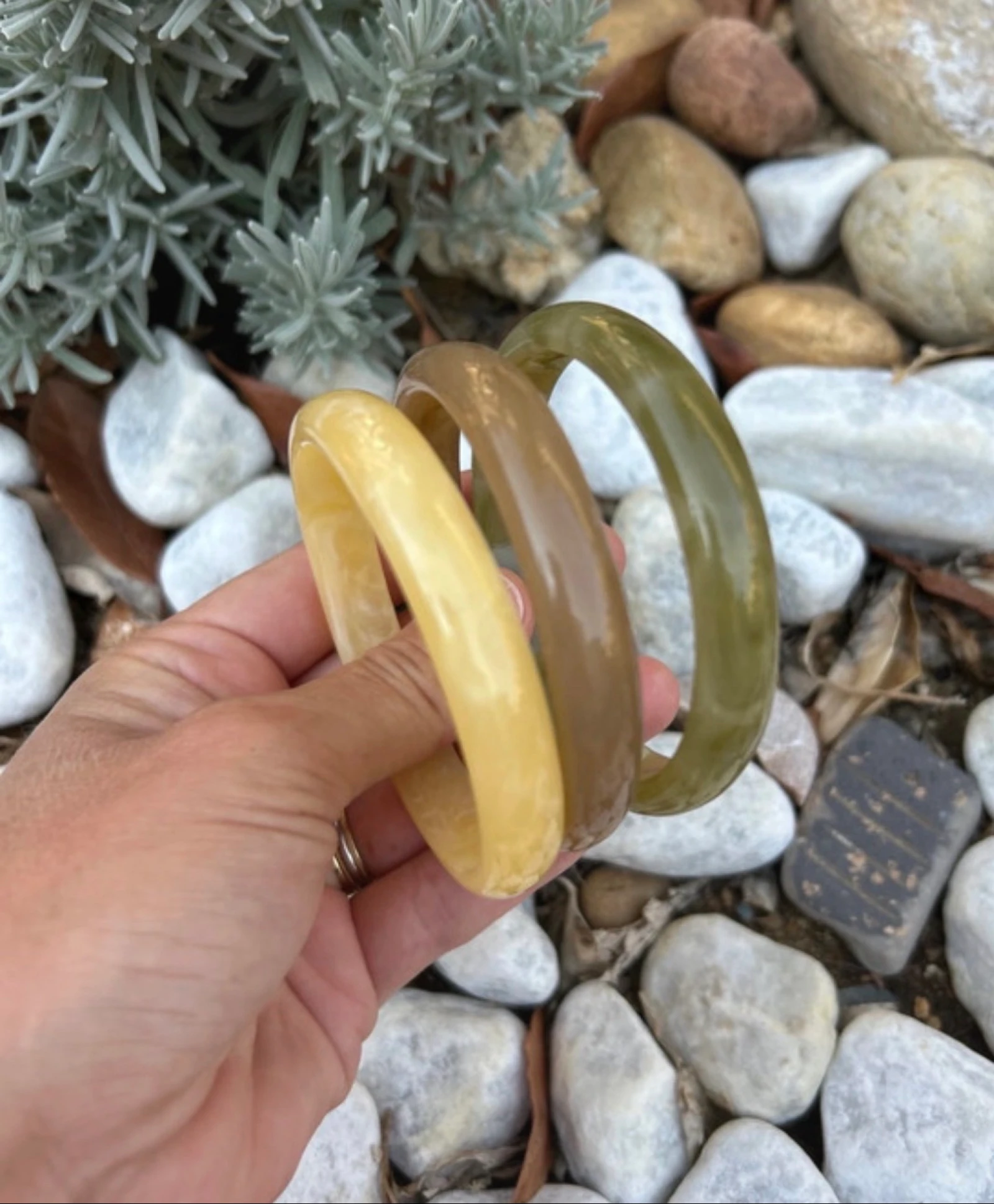 3 jade hars armbandjes in geel, groen en kaki – photo 2